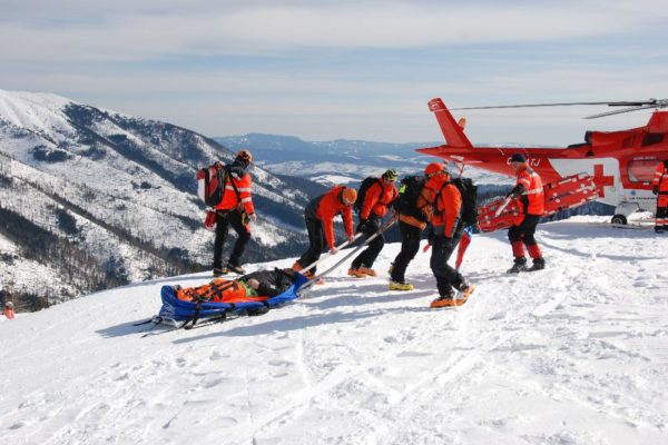 zasah-horskej-zachrannej-sluzby-v-zime-transport-zraneneho-na-nosidlach-k-vrtulniku
