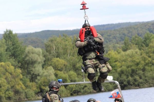 transport-vojakov-vrtulnikom-z-vody-domo-protection